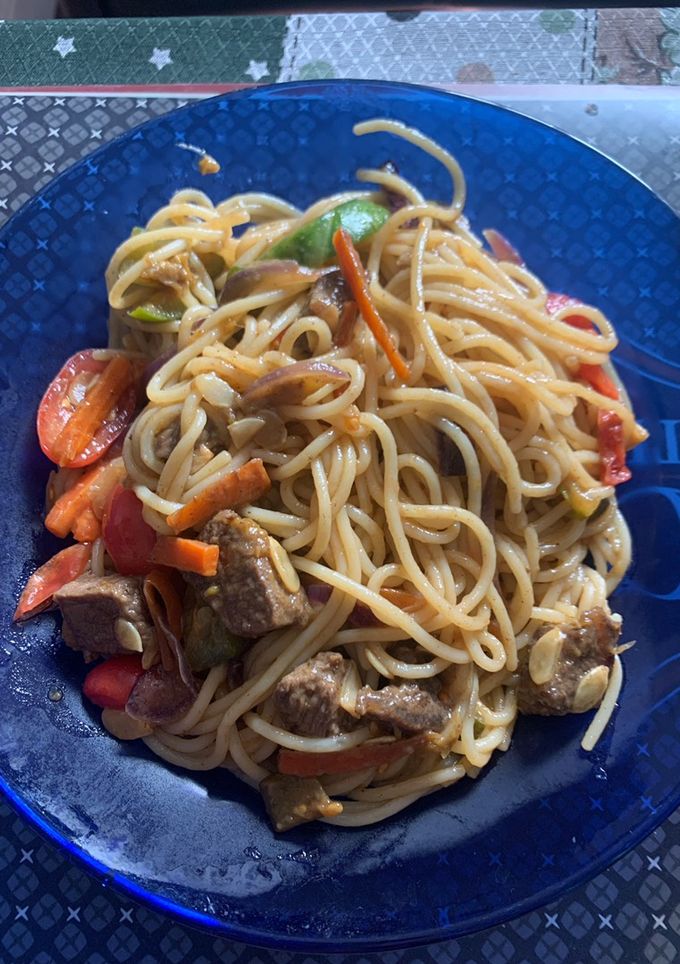 Una foto de Fideos con verduras al wok con salsa de soja