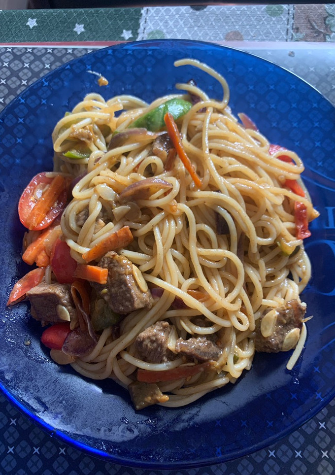 Una foto de Fideos con verduras al wok con salsa de soja