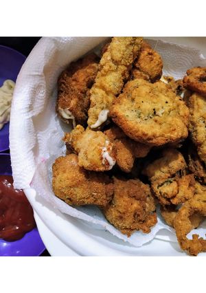 Una foto de Pollo frito, bastones de mozza y aros de cebolla🤤