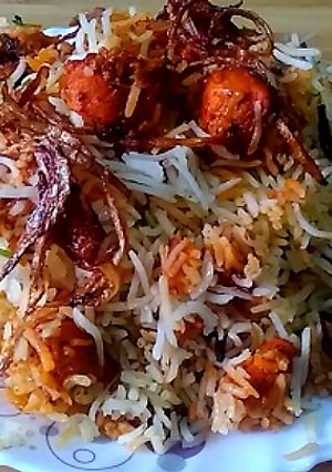 A picture of Spicy chicken tikka biryani.