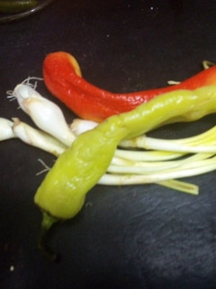 Una foto de Salsa de chilacas pintas y cebolla cambray las correa con pulque pa la birria