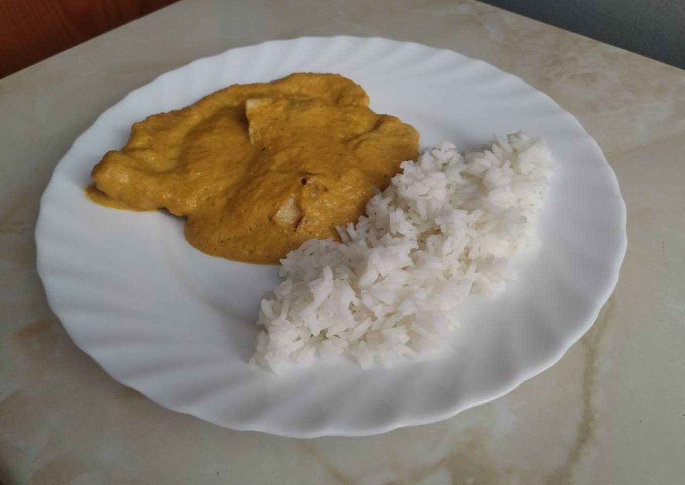 Arroz con pollo al curry con cebolla y zanahoria. Receta fit