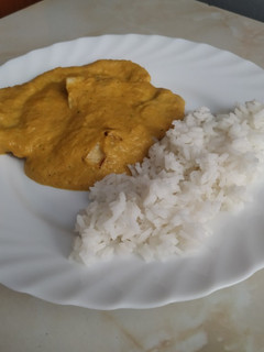 Una foto de Arroz con pollo al curry con cebolla y zanahoria. Receta fit