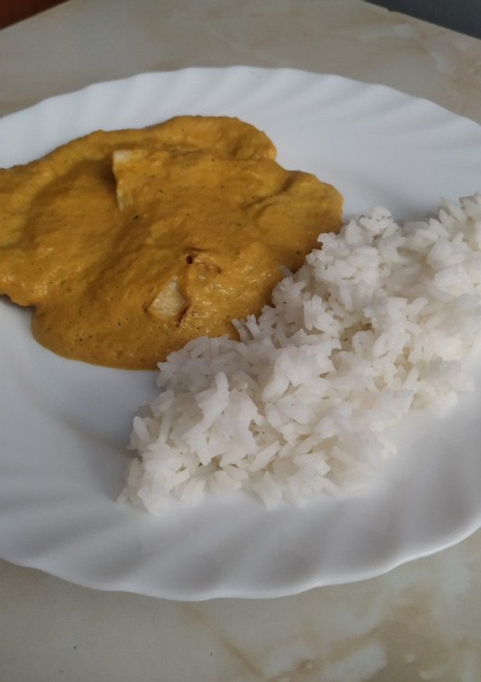 Una foto de Arroz con pollo al curry con cebolla y zanahoria. Receta fit
