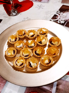 Una foto de Tarteletas con queso Camembert y confitura de frutos rojos