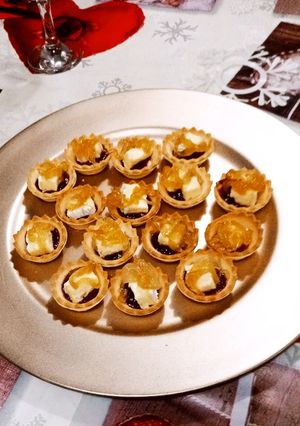 Una foto de Tarteletas con queso Camembert y confitura de frutos rojos