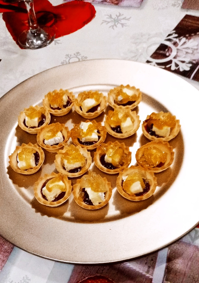 Una foto de Tarteletas con queso Camembert y confitura de frutos rojos