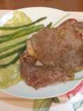 Solomo con espárragos en gravy verde