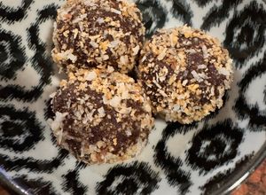 Una foto de TRUFAS de CHOCOLATE, DÁTILES y PASTA de AVELLANAS