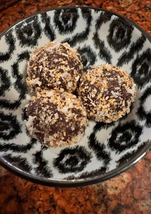 Una foto de TRUFAS de CHOCOLATE, DÁTILES y PASTA de AVELLANAS