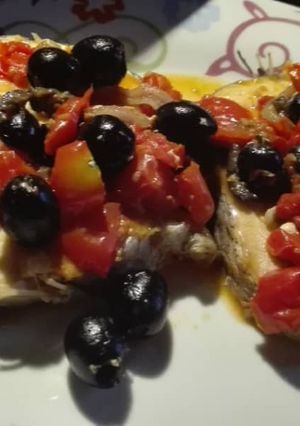 Foto di Tranci di merluzzo con pomodorini, scalogno e olive