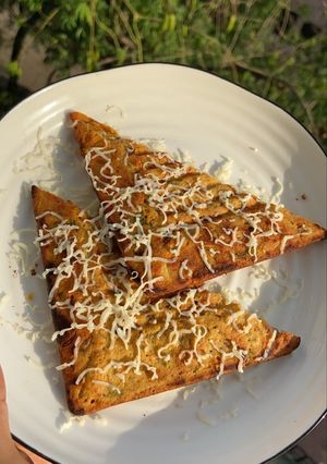 A picture of Besan toast/sandwitch.