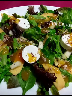 Una foto de Ensalada de caqui y queso de rulo