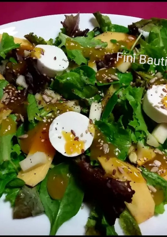 Una foto de Ensalada de caqui y queso de rulo