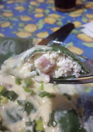 Una foto de Raviolones de espinaca rellenos de ricota y jamón