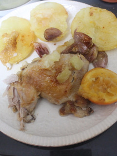 Una foto de Pollo con patatas y ajos