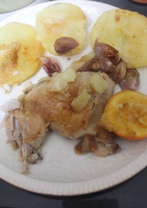 Una foto de Pollo con patatas y ajos