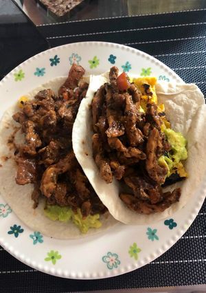 Una foto de 🎉🎉 Burrito de cerdo salteado 👌🏻 un almuerzo mega delicioso para sorprender en un cumpleaños 🎁 🎉🎉