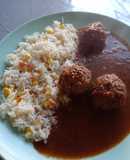 Albóndigas, salsa y arroz