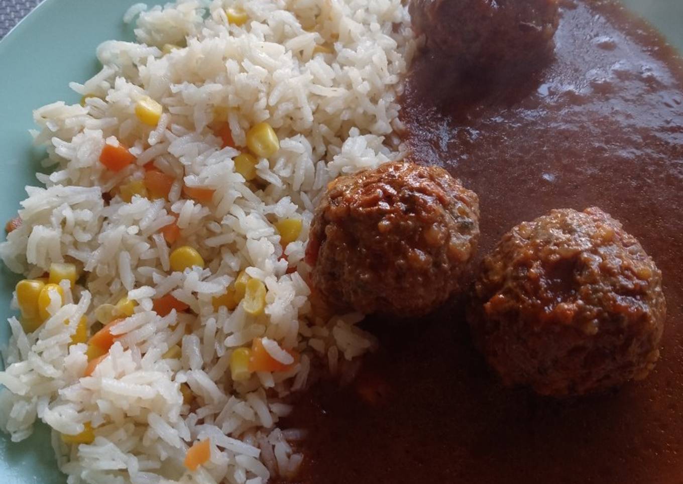 Albóndigas, salsa y arroz