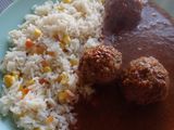 Albóndigas, salsa y arroz