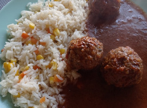 Una foto de Albóndigas, salsa y arroz