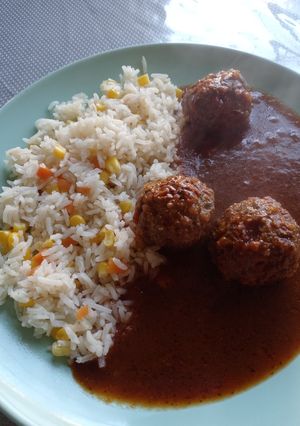 Una foto de Albóndigas, salsa y arroz