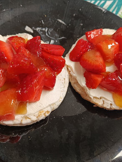 Una foto de Tortitas de arroz con queso de untar, fresas en vinagre y miel