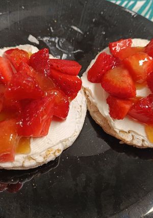 Una foto de Tortitas de arroz con queso de untar, fresas en vinagre y miel