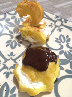 Una foto de Profiteroles de chocolate con nata sin azúcar