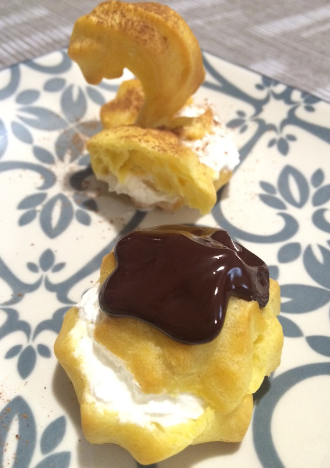 Una foto de Profiteroles de chocolate con nata sin azúcar
