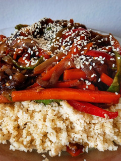 Una foto de Verduras al wok con Cuscús