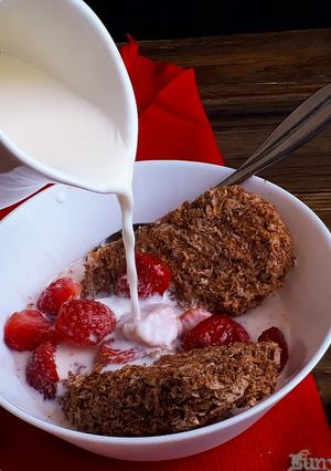 A picture of Chocolate Weetabix,Strawberries and Milk.