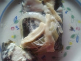 Chiles poblano relleno acompañado de crema