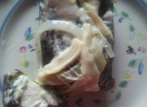 Una foto de Chiles poblano relleno acompañado de crema