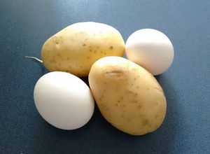 Una foto de Ensalada de patatitas cambray, tomates y huevos duros. ॐ