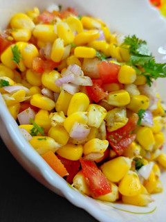 स्वीट कॉर्न चाट (SWEET CORN CHAT RECIPE IN HINDI) रेसिपी मुख्य फोटो
