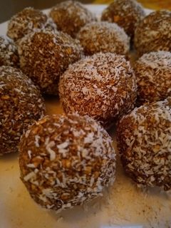 Una foto de Bombones de avena, dulce de leche light y cacao