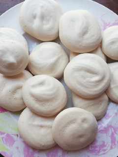 Una foto de Suspiros de merengue y café ☕