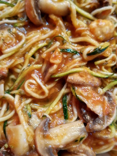 Una foto de Noodles veganos de zapallo italiano con Salsa de tomate