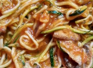 Una foto de Noodles veganos de zapallo italiano con Salsa de tomate