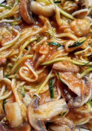 Una foto de Noodles veganos de zapallo italiano con Salsa de tomate