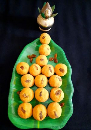 बेसन लाडू (Besan ladoo Recipe In Marathi) रेसिपी चे मुख्य फोटो 