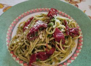 Foto di Spaghetti con pesto di rucola e bresaola