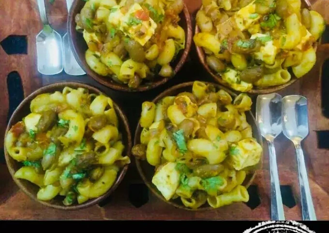 Macaroni with Beans and cheese