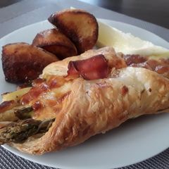 A picture of Sig's Asparagus, Cheese and Black Forest Ham Parcels.