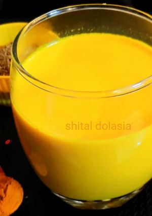 हल्दी अजवाइन मिल्क (Haldi ajwain milk recipe in hindi) रेसिपी मुख्य फोटो