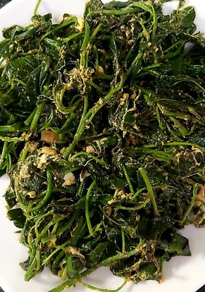 Hình của món Rau ngũ gia bì xào trứng.