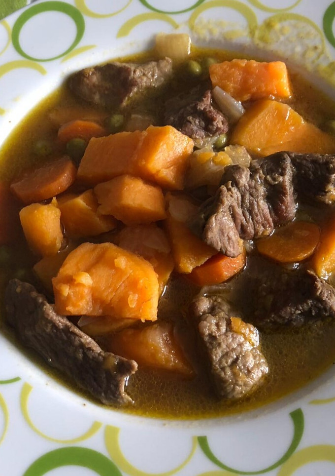 Una foto de Estofado de ternera a la cerveza con batata