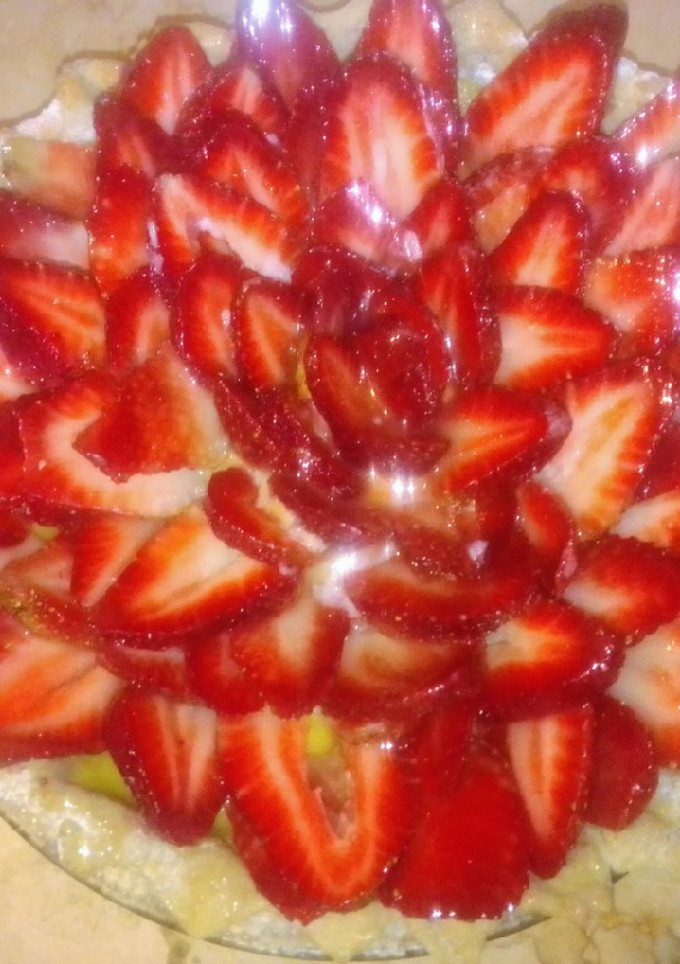 Una foto de Tarta de frutillas s/ harina s / azúcar